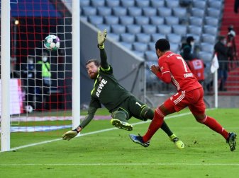 Doppeltorschütze Serge Gnabry (r) erzielt das Tor zum 5:1 gegen Kölns Torwart Timo Horn. Foto: Sven Hoppe/dpa Doppeltorschütze Serge Gnabry (r) erzielt das Tor zum 5:1 gegen Kölns Torwart Timo Horn. Foto: Sven Hoppe/dpa