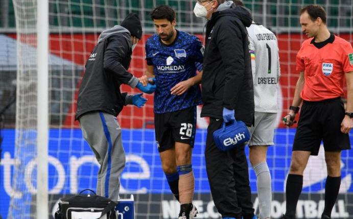 Droht länger auszufallen: Hertha-Profi Sami Khedira. Foto: Swen Pförtner/dpa