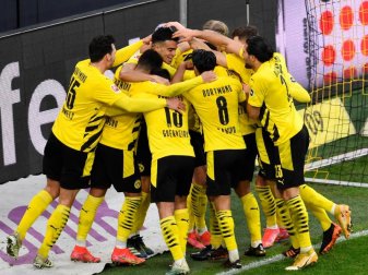 Die BVB-Spieler feiern den 3:0-Erfolg gegen Arminia Bielefeld. Foto: Marius Becker/dpa-POOL/dpa Die BVB-Spieler feiern den 3:0-Erfolg gegen Arminia Bielefeld. Foto: Marius Becker/dpa-POOL/dpa