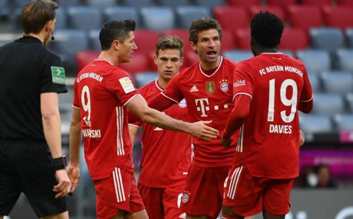 Thomas Müller (M) stand bei den Bayern gleich wieder im Mittelpunkt. Foto: Sven Hoppe/dpa
