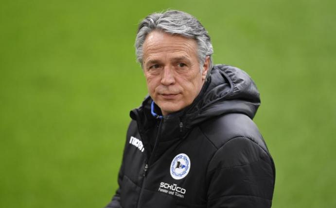 Laut Medienberichten droht Arminia-Trainer Uwe Neuhaus nach zuletzt fünf Spielen ohne Sieg das Aus. Foto: Marius Becker/dpa-POOL/dpa