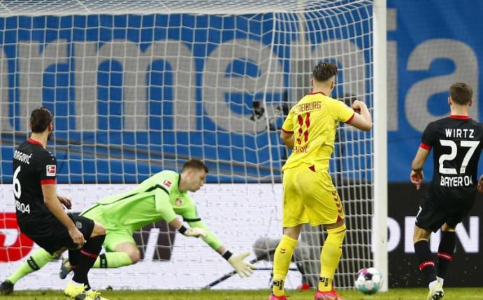 Freiburgs Ermedin Demirovic (2.vr) erzielt das Tor zum 1:0 gegen Leverkusens Torwart Lennart Grill. Foto: Thilo Schmuelgen/Reuters/Pool/dpa