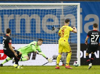 Freiburgs Ermedin Demirovic (2.vr) erzielt das Tor zum 1:0 gegen Leverkusens Torwart Lennart Grill. Foto: Thilo Schmuelgen/Reuters/Pool/dpa Freiburgs Ermedin Demirovic (2.vr) erzielt das Tor zum 1:0 gegen Leverkusens Torwart Lennart Grill. Foto: Thilo Schmuelgen/Reuters/Pool/dpa