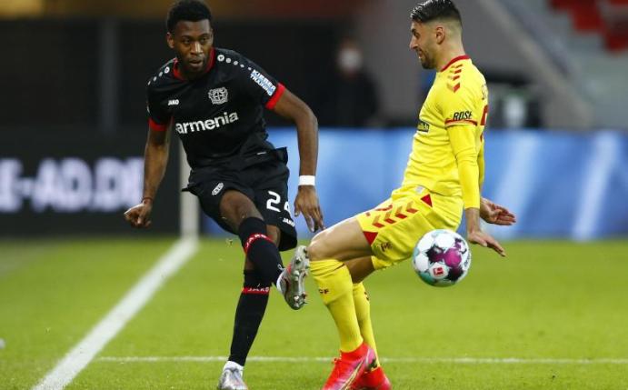Leverkusens Timothy Fosu-Mensah (l) und Freiburgs Vincenzo Grifo kämpfen um den Ball. Foto: Thilo Schmuelgen/Reuters/Pool/dpa