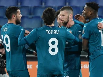 AC Mailand hält nach Sieg Kontakt zur Tabellenspitze AC Mailand hält nach Sieg Kontakt zur Tabellenspitze