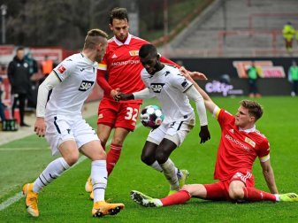 Hoffenheims Verteidiger Pavel Kaderabek (l-r), Union Berlins Stürmer Marcus Ingvartsen, Hoffenheims Stürmer Ihlas Bebou und Union Berlins Verteidiger Marvin Friedrich kämpfen um den Ball. Foto: Tobias Schwarz/AFP-POOL/dpa Hoffenheims Verteidiger Pavel Kaderabek (l-r), Union Berlins Stürmer Marcus Ingvartsen, Hoffenheims Stürmer Ihlas Bebou und Union Berlins Verteidiger Marvin Friedrich kämpfen um den Ball. Foto: Tobias Schwarz/AFP-POOL/dpa