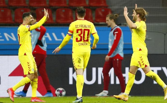 Freiburgs Spieler Lucas Höler (r) bejubelt sein Tor mit Vincenzo Grifo (l) und Christian Günter. Foto: Thilo Schmuelgen/Reuters/Pool/dpa
