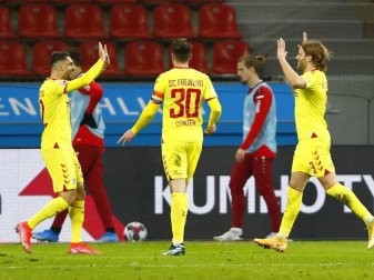 Freiburgs Spieler Lucas Höler (r) bejubelt sein Tor mit Vincenzo Grifo (l) und Christian Günter. Foto: Thilo Schmuelgen/Reuters/Pool/dpa Freiburgs Spieler Lucas Höler (r) bejubelt sein Tor mit Vincenzo Grifo (l) und Christian Günter. Foto: Thilo Schmuelgen/Reuters/Pool/dpa