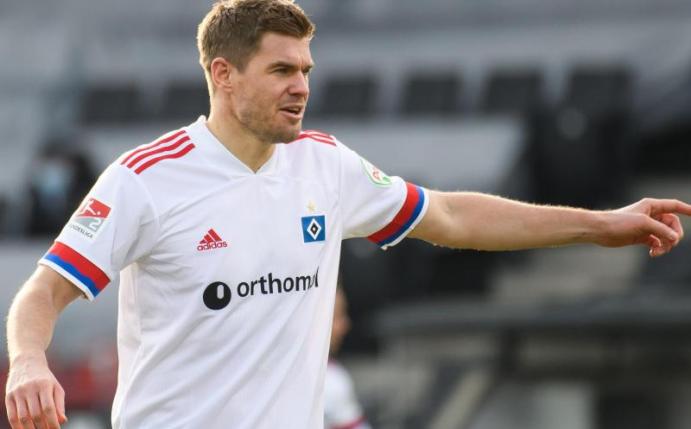 Ist ein großer Bewunderer von Bayern-Torjäger Robert Lewandowski: HSV-Stürmer Simon Terodde. Foto: Swen Pförtner/dpa