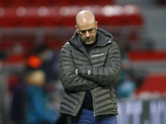 Gerät in Leverkusen immer mehr unter Druck: Bayer-Coach Peter Bosz. Foto: Thilo Schmuelgen/Reuters/Pool/dpa Gerät in Leverkusen immer mehr unter Druck: Bayer-Coach Peter Bosz. Foto: Thilo Schmuelgen/Reuters/Pool/dpa