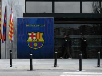 Beamte durchsuchen Büroräume des FC Barcelona Beamte durchsuchen Büroräume des FC Barcelona