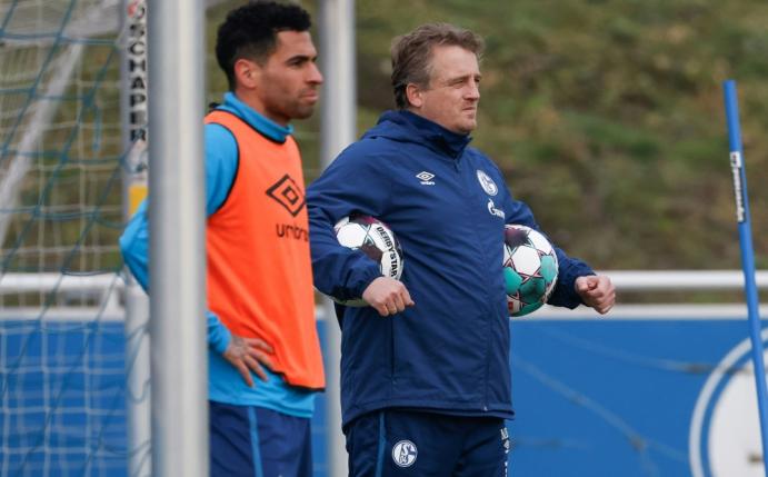 Mike Büskens (r.) leitete am Montag das Training