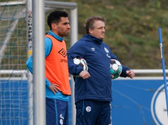 Mike Büskens (r.) leitete am Montag das Training Mike Büskens (r.) leitete am Montag das Training