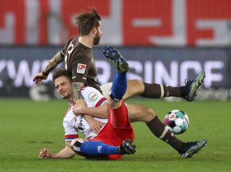 Moritz Heyer (l) vom HSV und Guido Burgstaller vom FC St. Pauli kämpfen um den Ball. Foto: Christian Charisius/dpa-Pool/dpa Moritz Heyer (l) vom HSV und Guido Burgstaller vom FC St. Pauli kämpfen um den Ball. Foto: Christian Charisius/dpa-Pool/dpa