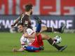 Moritz Heyer (l) vom HSV und Guido Burgstaller vom FC St. Pauli kämpfen um den Ball. Foto: Christian Charisius/dpa-Pool/dpa