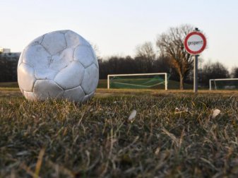 Ein für die Nutzung gesperrter Fußballplatz. Foto: Tobias Hase/dpa Ein für die Nutzung gesperrter Fußballplatz. Foto: Tobias Hase/dpa