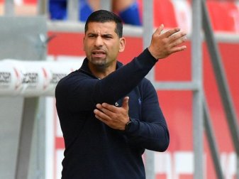 Ist Dimitrios Grammozis Schalkes Retter im Abstiegskampf?. Foto: Sebastian Widmann/Getty Images Europe/Pool/dpa Ist Dimitrios Grammozis Schalkes Retter im Abstiegskampf?. Foto: Sebastian Widmann/Getty Images Europe/Pool/dpa