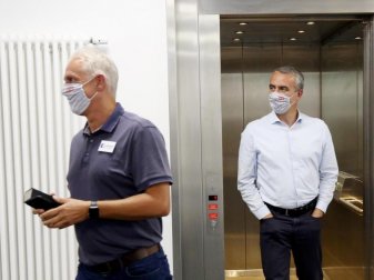 Rot-Weiss-Essens Trainer Christian Neidhart (l) und Vorstandschef Marcus Uhlig hoffen auf einen Pokalsieg gegen Holstein Kiel. Foto: Roland Weihrauch/dpa