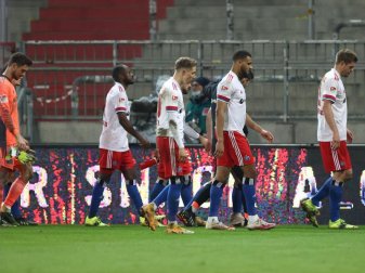 Die Spieler des Hamburger SV waren nach der Niederlage gegen den FC St. Pauli bedient. Foto: Christian Charisius/dpa-Pool/dpa Die Spieler des Hamburger SV waren nach der Niederlage gegen den FC St. Pauli bedient. Foto: Christian Charisius/dpa-Pool/dpa