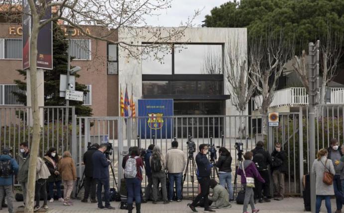 Journalisten vor den Büros des FC Barcelona: Die Polizei hat Büroräume im Stadion des spanischen Fußball-Topclubs durchsucht. Foto: Joan Monfort/AP/dpa
