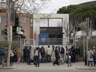 Journalisten vor den Büros des FC Barcelona: Die Polizei hat Büroräume im Stadion des spanischen Fußball-Topclubs durchsucht. Foto: Joan Monfort/AP/dpa Journalisten vor den Büros des FC Barcelona: Die Polizei hat Büroräume im Stadion des spanischen Fußball-Topclubs durchsucht. Foto: Joan Monfort/AP/dpa