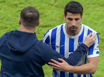 Muss wegen einer Muskelverletzung an der linken Wade pausieren: Sami Khedira (r). Foto: Soeren Stache/dpa POOL/dpa