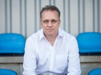 Fordert weiterhin hohe Disziplin aller Beteiligten: Tim Meyer, DFB-Chefmediziner. Foto: Oliver Dietze/dpa