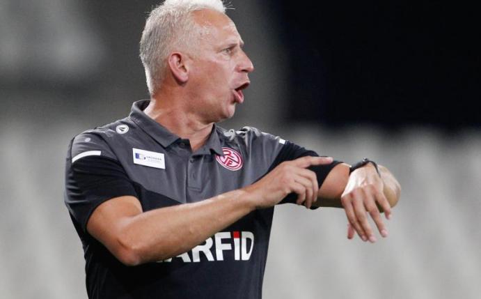RWE-Trainer Christian Neidhart: «Wir sind Viertligist, deshalb gehen wir mit Demut ins Spiel». Foto: Roland Weihrauch/dpa