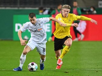 Mönchengladbachs Stefan Lainer (l) und Erling Haaland vom BVB kämpfen um den Ball. Foto: Federico Gambarini/dpa-Pool/dpa Mönchengladbachs Stefan Lainer (l) und Erling Haaland vom BVB kämpfen um den Ball. Foto: Federico Gambarini/dpa-Pool/dpa