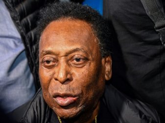 Freude über die Corona-Impfung: Pele Freude über die Corona-Impfung: Pele