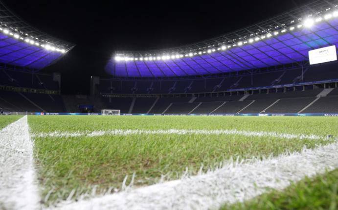 Im Berliner Olympiastadion wird ein neuer Rasen verlegt