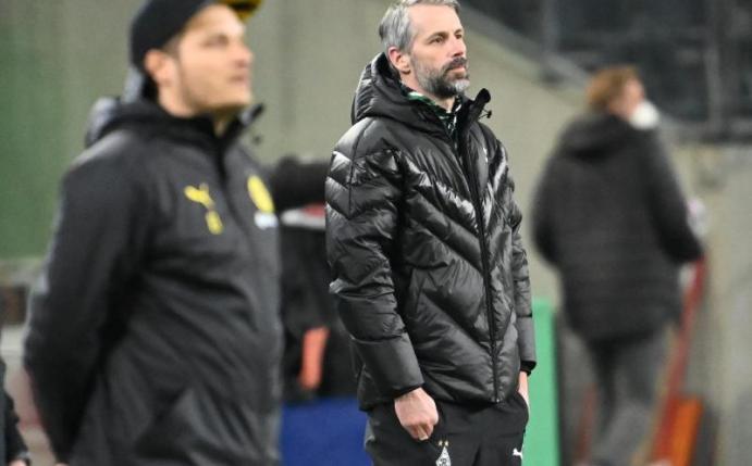 BVB-Coach Edin Terzic (vorne) behielt im Duell mit seinem zukünftigen Chef Marco Rose die Oberhand. Foto: Federico Gambarini/dpa-Pool/dpa