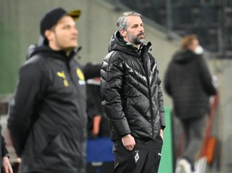 BVB-Coach Edin Terzic (vorne) behielt im Duell mit seinem zukünftigen Chef Marco Rose die Oberhand. Foto: Federico Gambarini/dpa-Pool/dpa BVB-Coach Edin Terzic (vorne) behielt im Duell mit seinem zukünftigen Chef Marco Rose die Oberhand. Foto: Federico Gambarini/dpa-Pool/dpa