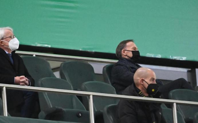 Hatte seinen Mund-Nase-Schutz beim Pokalspiel in Gladbach nicht die ganze Zeit an: BVB-Boss Hans-Joachim Watzke (r). Foto: Federico Gambarini/dpa-Pool/dpa