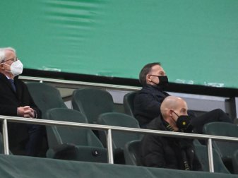 Hatte seinen Mund-Nase-Schutz beim Pokalspiel in Gladbach nicht die ganze Zeit an: BVB-Boss Hans-Joachim Watzke (r). Foto: Federico Gambarini/dpa-Pool/dpa Hatte seinen Mund-Nase-Schutz beim Pokalspiel in Gladbach nicht die ganze Zeit an: BVB-Boss Hans-Joachim Watzke (r). Foto: Federico Gambarini/dpa-Pool/dpa