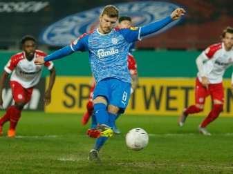 Mühling beim umstrittenen Elfmeter zum 1:0