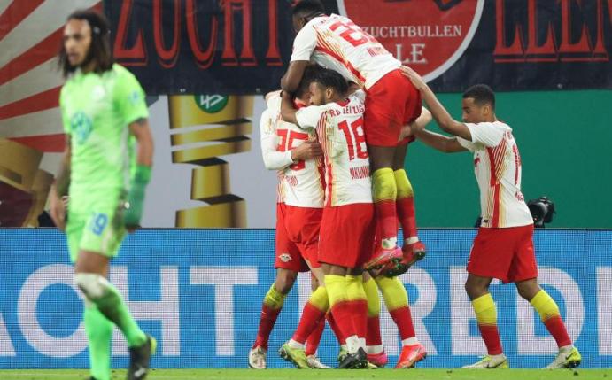 Die Spieler von RB Leipzig feiern das Tor zum 1:0 gegen den VfL Wolfsburg durch Stürmer Yussuf Poulsen (verdeckt). Foto: Jan Woitas/dpa-Zentralbild/dpa