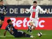 Bordeaux-Verteidiger Edson Mexer (M) kämpft mit Julian Draxler (r) von Paris Saint-Germain um den Ball. Foto: Philippe Lopez/AFP/dpa