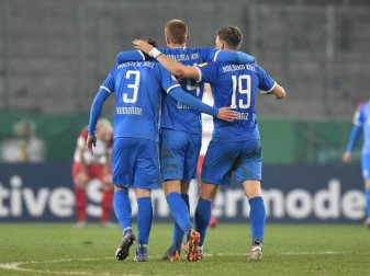 Kieler Helden feiern den Einzug ins DFB-Pokal-Halbfinale auf dem Platz - und später auch im Bus. Foto: Martin Meissner/AP POOL/dpa Kieler Helden feiern den Einzug ins DFB-Pokal-Halbfinale auf dem Platz - und später auch im Bus. Foto: Martin Meissner/AP POOL/dpa