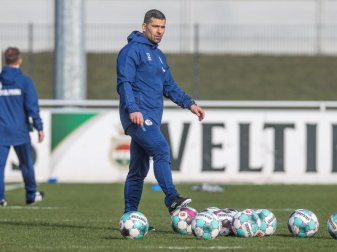 Dimitrios Grammozis gibt sein Bundesliga-Debüt als Coach des FC Schalke 04. Foto: Tim Rehbein/FC Schalke 04/dpa