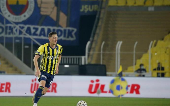Musste im Spiel von Fenerbahce gegen Antalyaspor ausgewechselt werden: Mesut Özil. Foto: Kenan Asyali/AP POOL/dpa