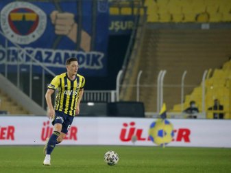 Musste im Spiel von Fenerbahce gegen Antalyaspor ausgewechselt werden: Mesut Özil. Foto: Kenan Asyali/AP POOL/dpa Musste im Spiel von Fenerbahce gegen Antalyaspor ausgewechselt werden: Mesut Özil. Foto: Kenan Asyali/AP POOL/dpa