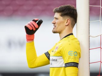 Stuttgarts Torwart Gregor Kobel dirigiert bei einem gegnerischen Freistoß die eigene Mauer. Foto: Tom Weller/dpa/Archivbild Stuttgarts Torwart Gregor Kobel dirigiert bei einem gegnerischen Freistoß die eigene Mauer. Foto: Tom Weller/dpa/Archivbild