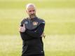 Leverkusens Trainer Peter Bosz verfolgt das Training seiner Mannschaft. Foto: Marius Becker/dpa