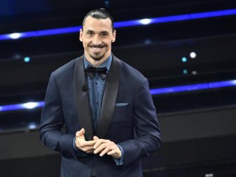Zlatan Ibrahimovic liess sich «per Anhalter» von einem Motorradfahrer zu seinem Auftritt nach Sanremo bringen. Foto: Matteo Rasero/LaPresse via ZUMA Press/dpa Zlatan Ibrahimovic liess sich «per Anhalter» von einem Motorradfahrer zu seinem Auftritt nach Sanremo bringen. Foto: Matteo Rasero/LaPresse via ZUMA Press/dpa