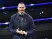 Zlatan Ibrahimovic liess sich «per Anhalter» von einem Motorradfahrer zu seinem Auftritt nach Sanremo bringen. Foto: Matteo Rasero/LaPresse via ZUMA Press/dpa