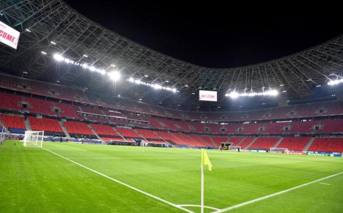 Ein Blick in die Puskas Arena mit leerer Tribüne in Budapest. Foto: Marton Monus/dpa