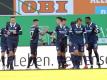 Die Bochumer Spieler jubeln über das Tor zur 2:1-Führung in Fürth. Foto: Timm Schamberger/dpa