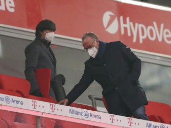 Joachim Löw (l.) lässt Tür für Rio-Weltmeister offen Joachim Löw (l.) lässt Tür für Rio-Weltmeister offen