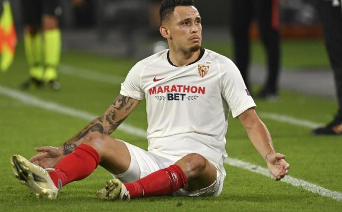 Sevillas Lucas Ocampos sitzt auf dem Rasen. Foto: Ina Fassbender/Pool AFP via AP/dpa